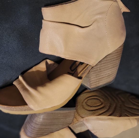 Never worn heels - Picture 4 of 9